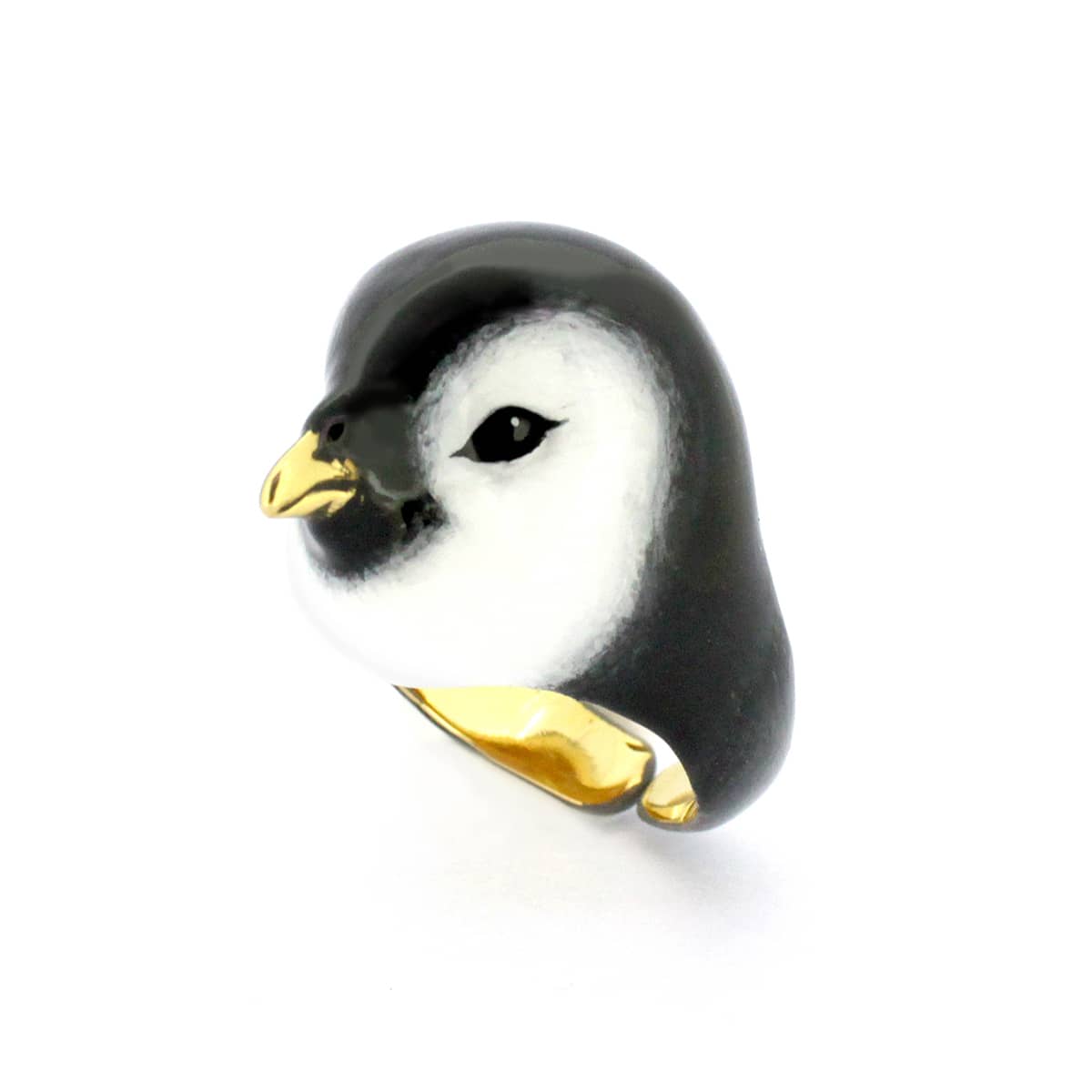 Playful penguin ring ideal for trendy outfits