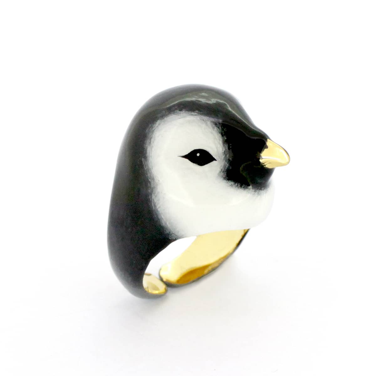 Playful penguin ring ideal for trendy outfits