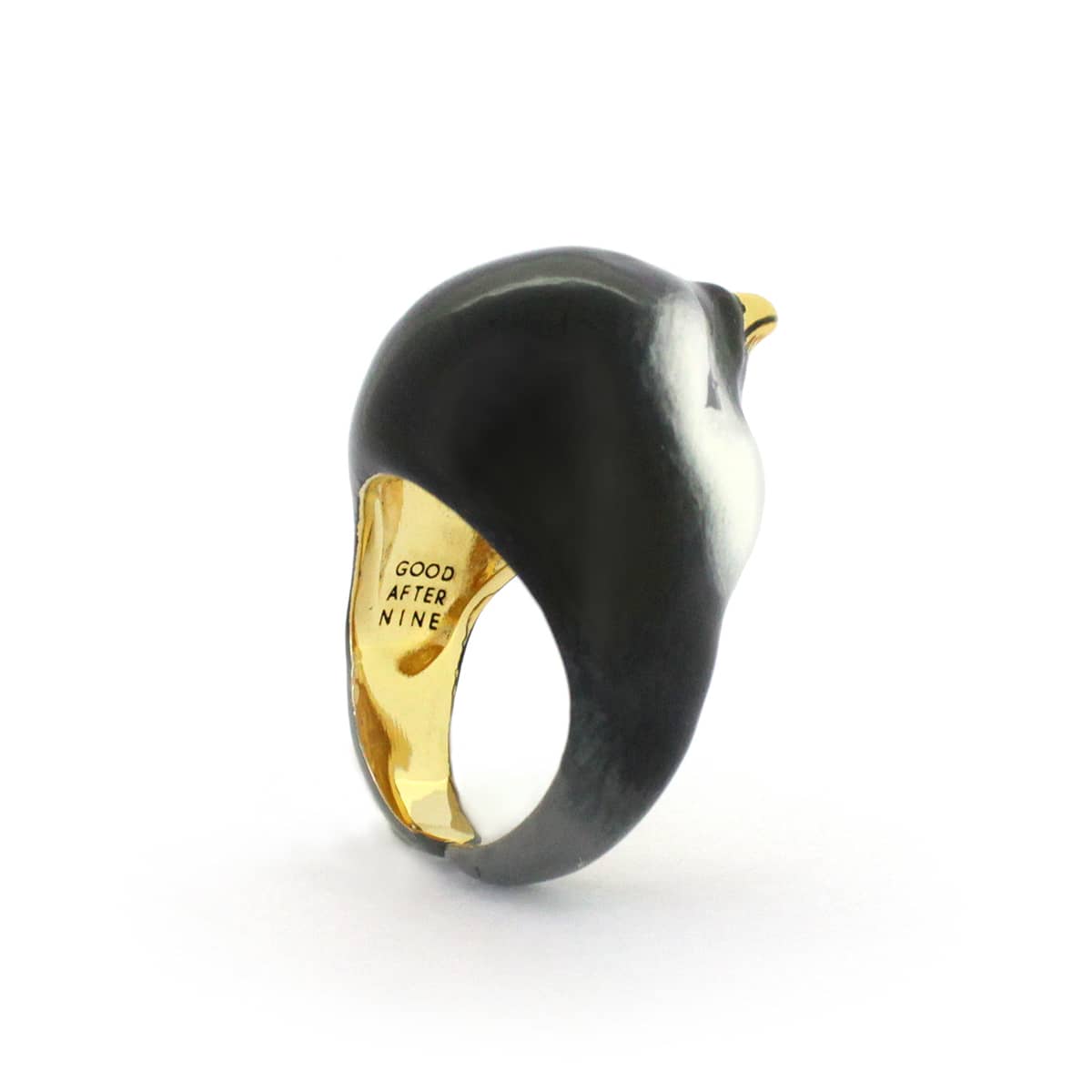 Playful penguin ring ideal for trendy outfits