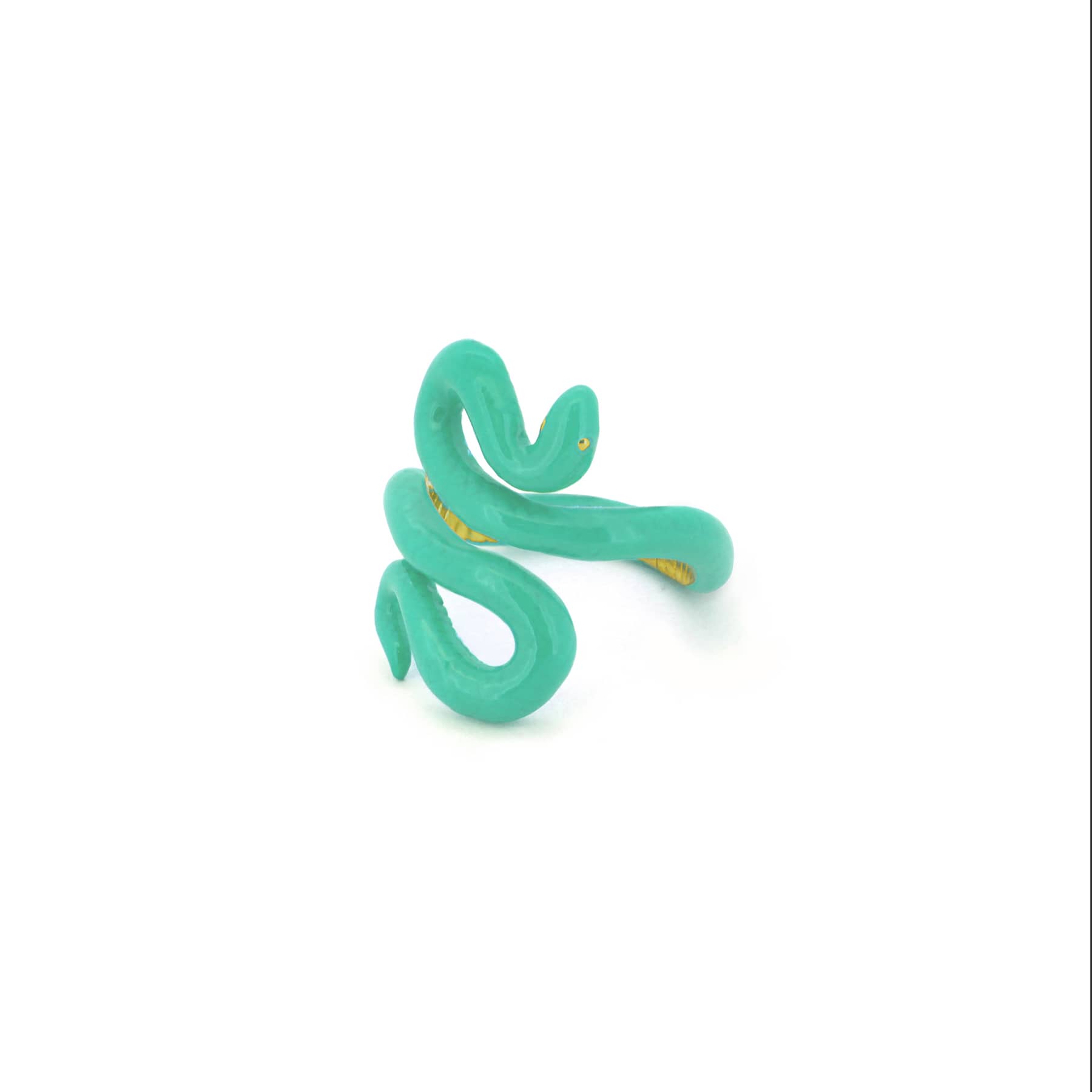 Green snake ring with playful and whimsical for fashion lovers.