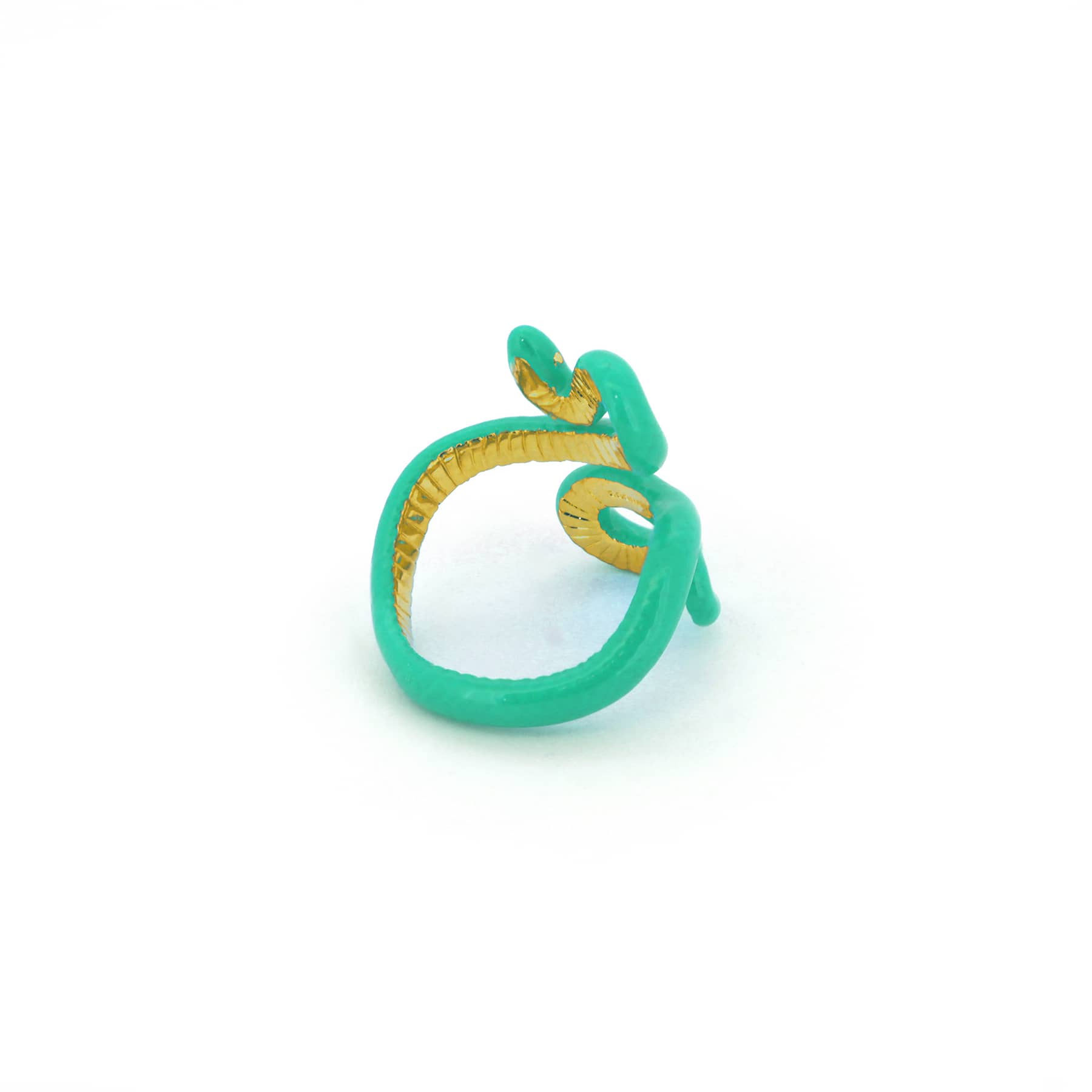 Green snake ring with playful and whimsical, ideal for summer outfit.