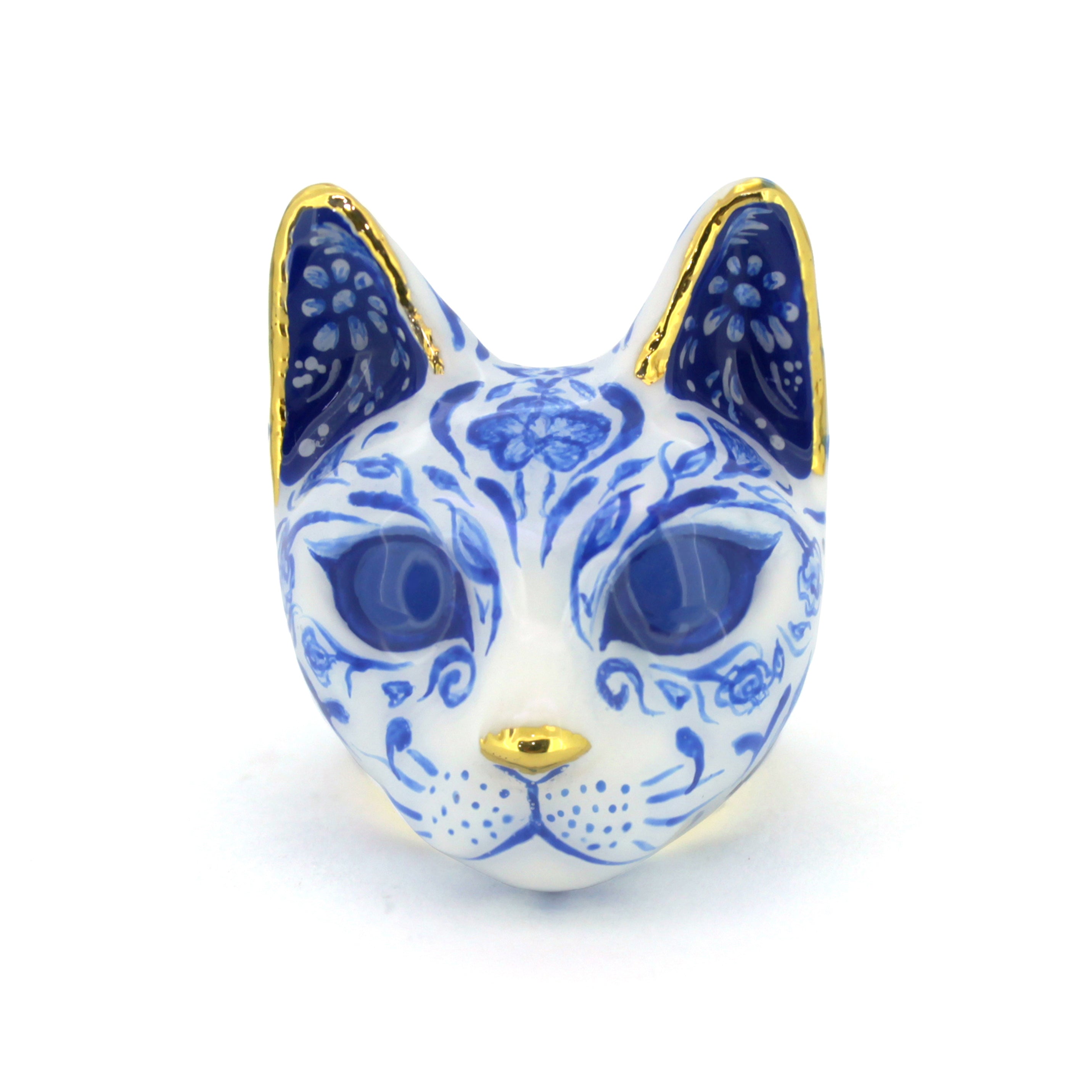 Charming cat ring featuring detailed porcelain patterns, painted in blue and white pattern with gold accents.