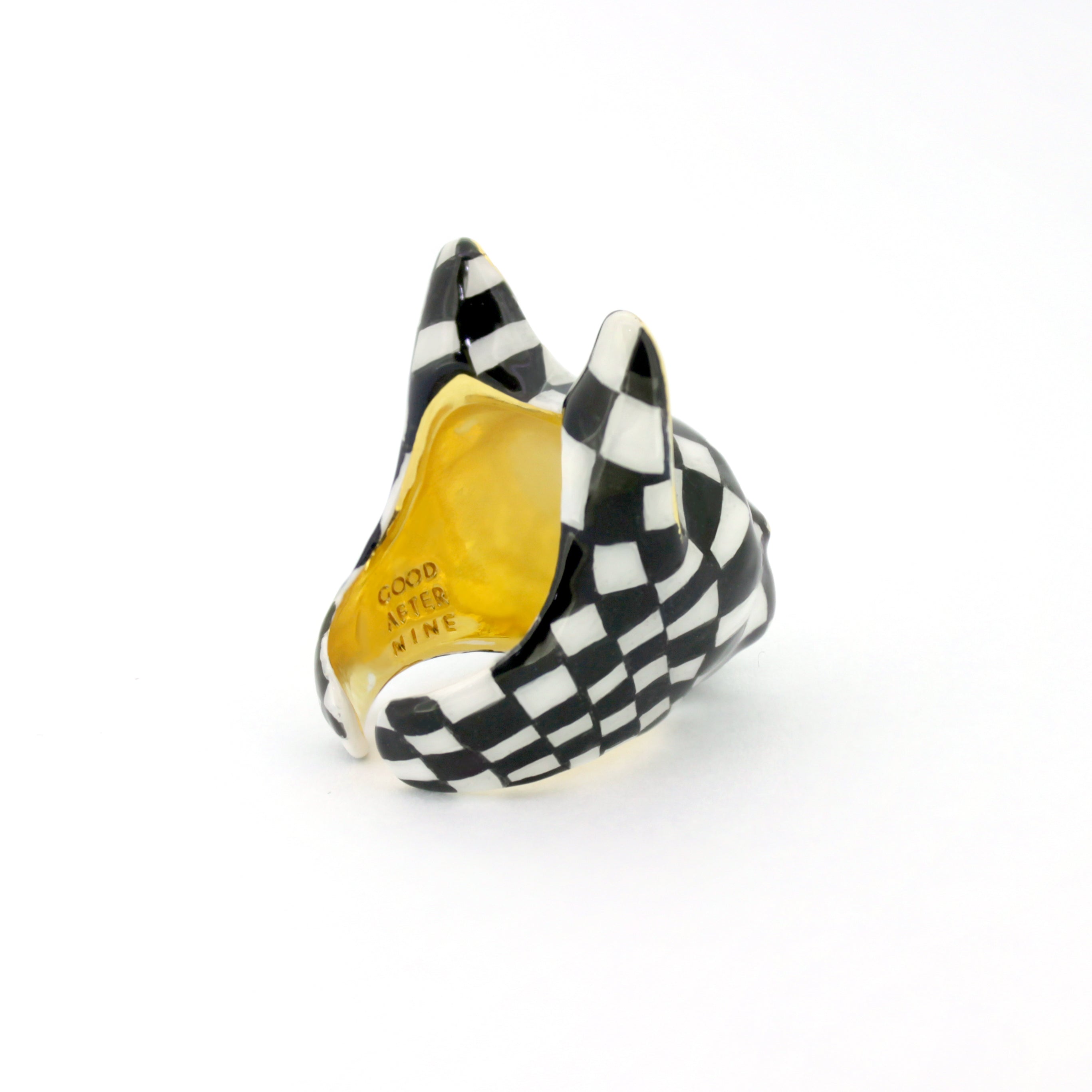 Fashionable black and white checkered cat ring