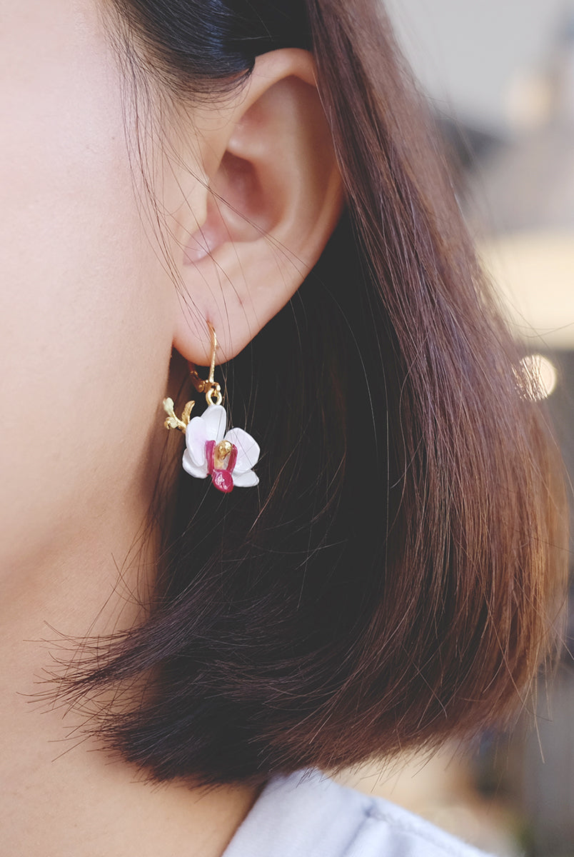 Phalaen White Earrings