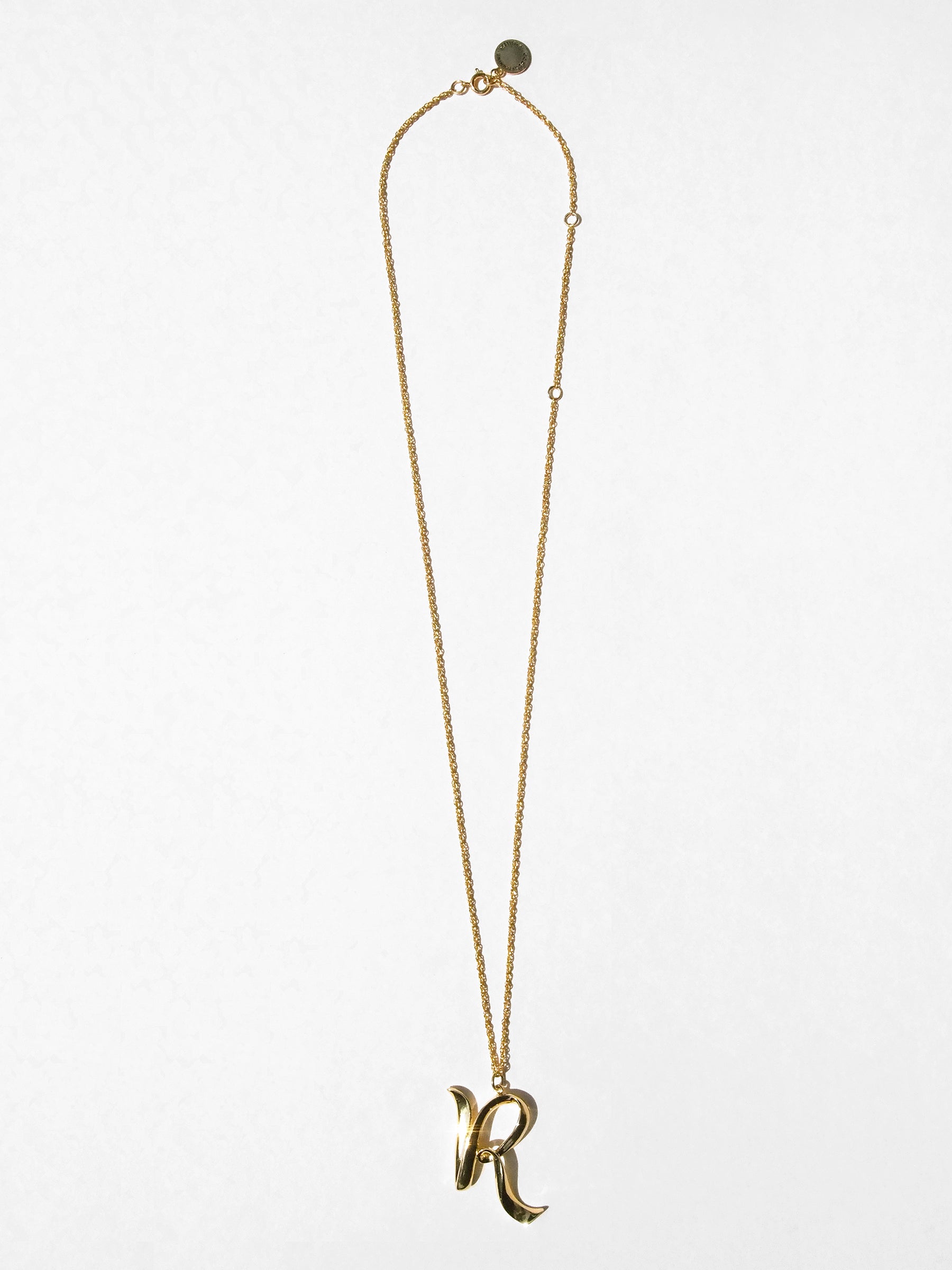 Beautiful gold plating finish necklace featuring an artistic letter R.