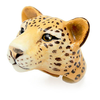 A unique leopard’s head ring, showcasing its spotted fur and expressive eyes.