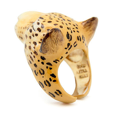 A detailed ring of a leopard’s head, showcasing its spotted fur and expressive eyes.