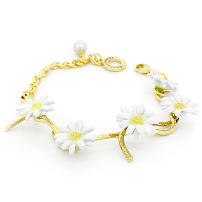 Handmade floral bracelet featuring white daisies on a gold chain.