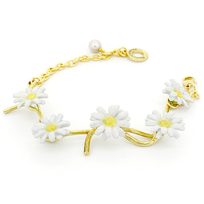 Handmade floral bracelet featuring white daisies on a gold chain, perfect for flower lovers.