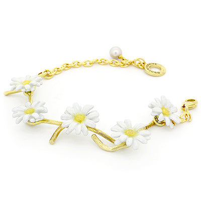 Handmade floral bracelet featuring white daisies on a gold chain, perfect for flower lovers.