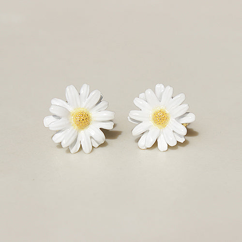 Charming daisy earrings perfect for flower lovers.