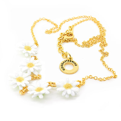 Beautiful floral necklace featuring white daisy flowers.