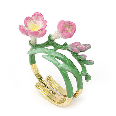 A beautiful gold ring featuring pink flowers and green leaves, perfect for nature lovers.