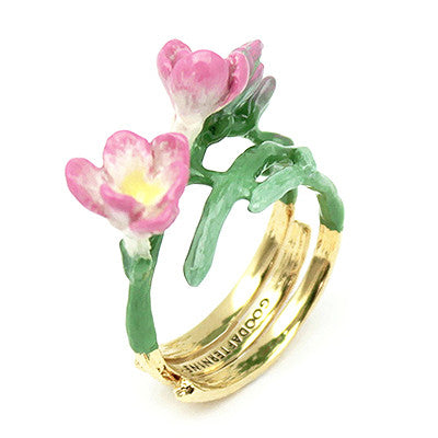 A beautiful gold ring featuring pink flowers and green leaves, perfect for nature lovers.