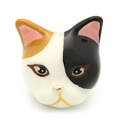 Adorable calico cat ring with a unique design, perfect for cat lovers.