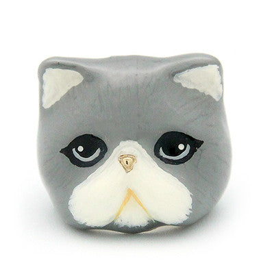 Playful ring designed with a cute cat face in gray tones