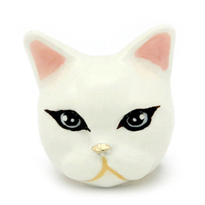 Adorable white cat ring with black eyes and pink ears, perfect for animal lovers.