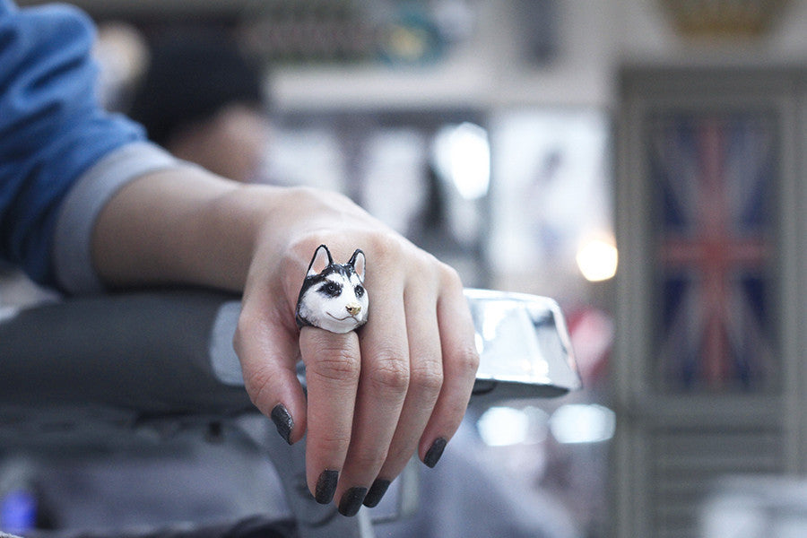 A close-up of a do ring featuring Siberian husky placed on a chair. 