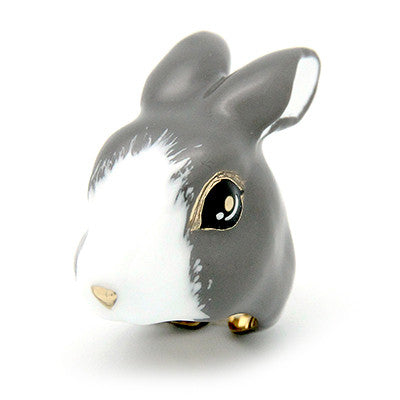 Adorable rabbit ring design for animal lovers.