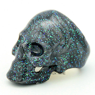 Dark fantasy skull ring featuring a glittery details