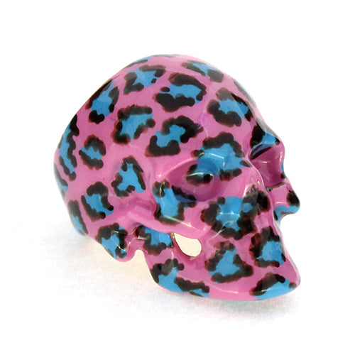 Stylish skull ring featuring a pink base with a leopard pattern in black and blue, perfect for unique jewelry lovers.
