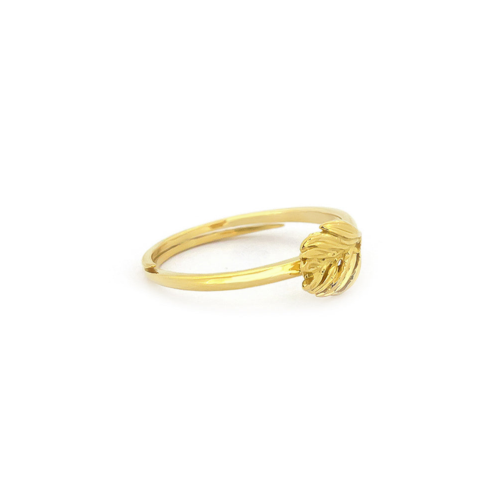 Nature-inspired gold ring featuring a leaf