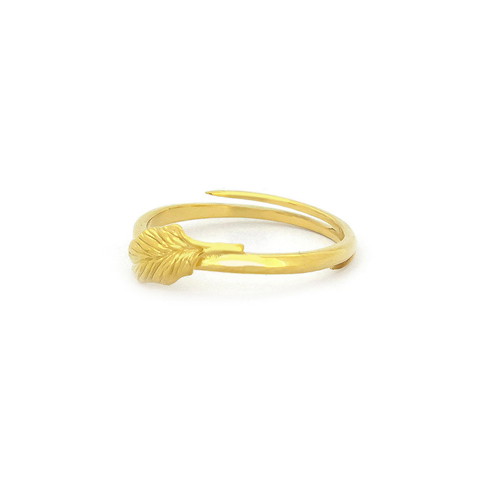 Minimalist gold ring with a stylish leaf detail