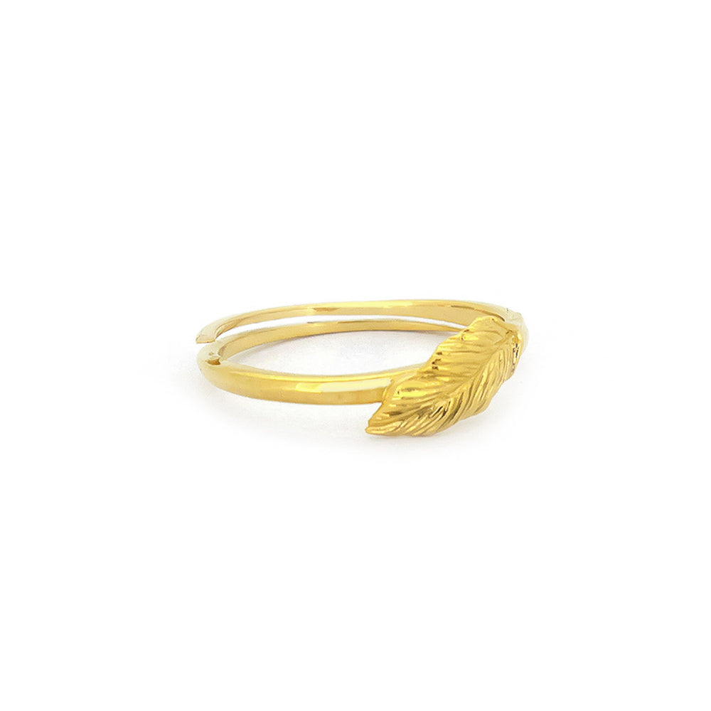 Minimalist gold ring with a stylish leaf detail