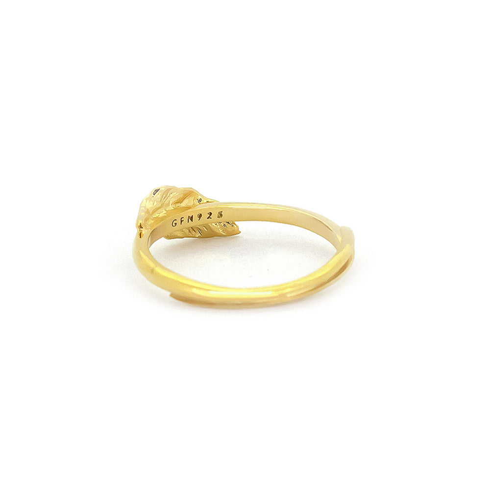 Minimalist gold ring with a stylish leaf detail