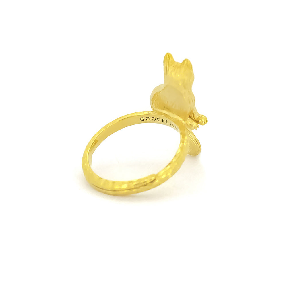 A beautiful gold ring featuring a sitting cat design, highlighting the fur's details and facial features. 