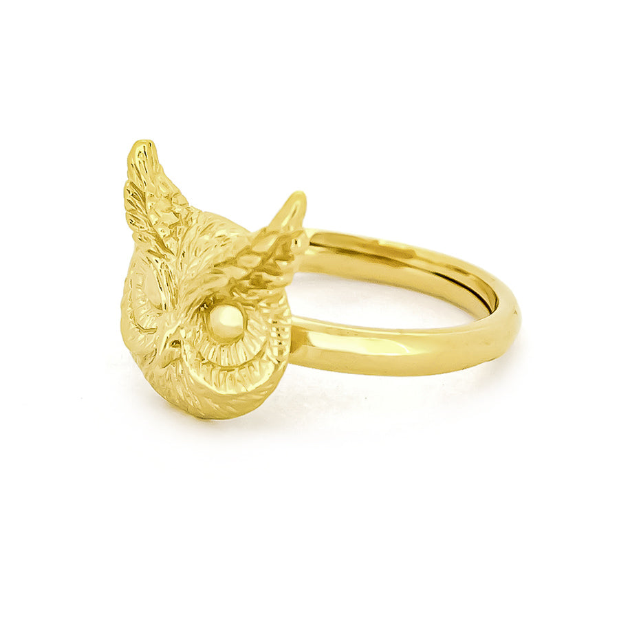 A beautiful gold ring featuring an intricately detailed owl face, showcasing round eyes and textured feathers, perfect for animal lovers.